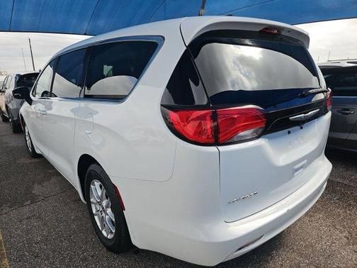 Bright White Clearcoat 2022 Chrysler Voyager LX
