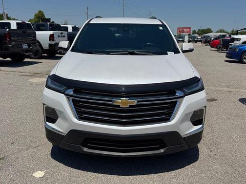 Iridescent Pearl Tricoat 2022 Chevrolet Traverse LT Cloth