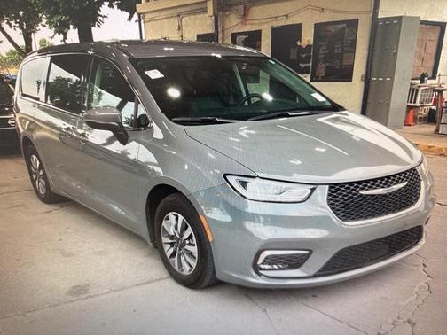 2023 Chrysler Pacifica Hybrid Touring L