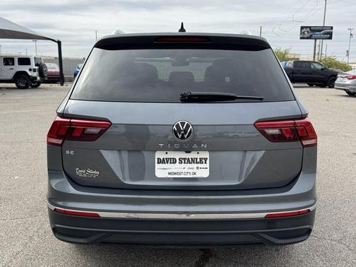 Platinum Gray Metallic 2024 Volkswagen Tiguan 2.0T SE
