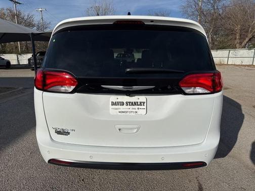 2026 Chrysler Voyager LX