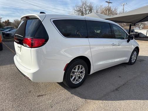2026 Chrysler Voyager LX