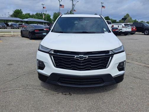 Summit White 2023 Chevrolet Traverse Premier