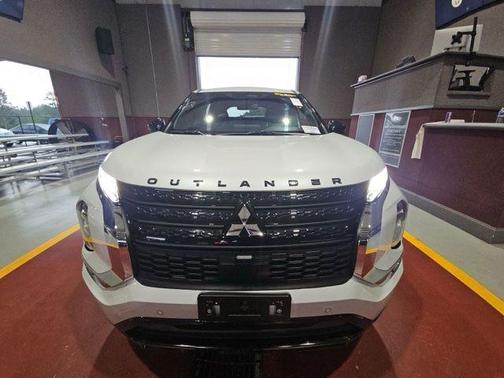 White Diamond 2024 Mitsubishi Outlander SE S-AWC