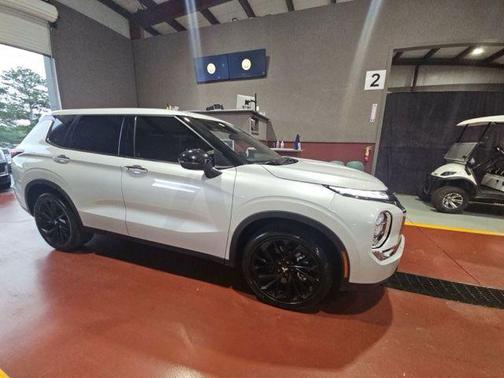 White Diamond 2024 Mitsubishi Outlander SE S-AWC