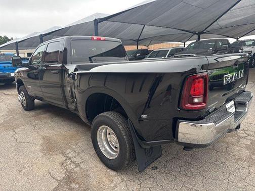 Diamond Black Crystal Pearlcoat 2026 RAM 3500 Big Horn Crew Cab 4x4 8' Box