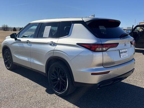 2022 Mitsubishi Outlander Black Edition 2WD