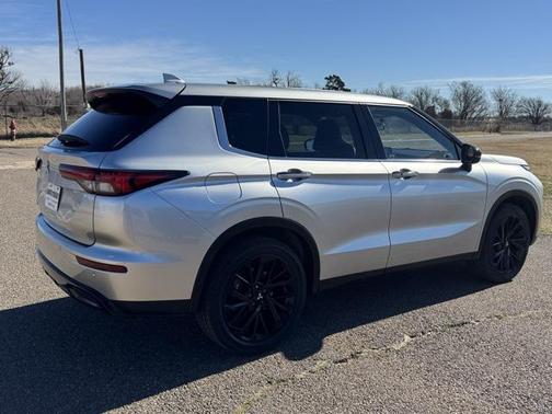 2022 Mitsubishi Outlander Black Edition 2WD