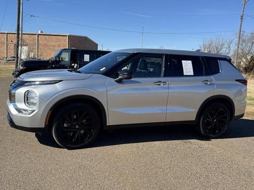 2022 Mitsubishi Outlander Black Edition 2WD