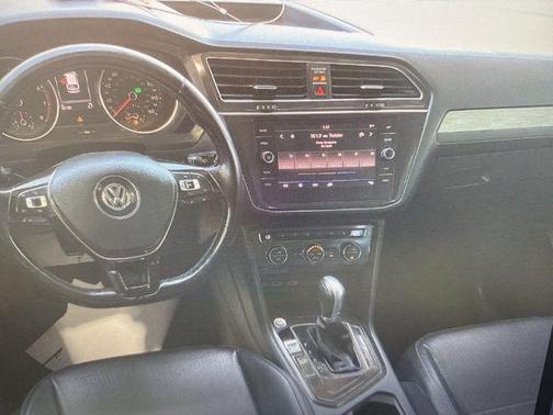 Pearl Metallic 2018 Volkswagen Tiguan 2.0T SE