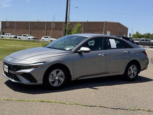 2024 Hyundai ELANTRA SE