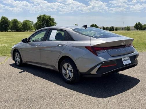 2024 Hyundai ELANTRA SE