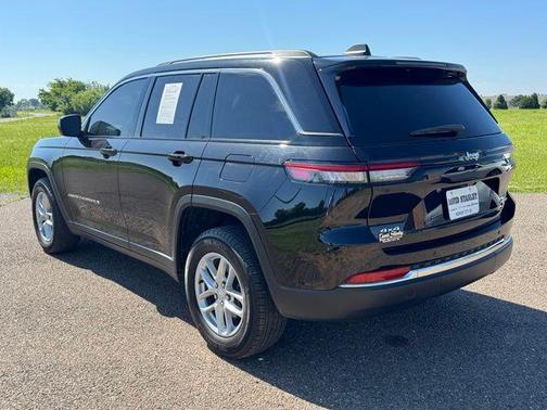 Diamond Black Crystal Pearlcoat 2024 Jeep Grand Cherokee Laredo