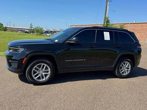 Diamond Black Crystal Pearlcoat 2024 Jeep Grand Cherokee Laredo