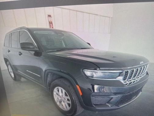 Diamond Black Crystal Pearlcoat 2024 Jeep Grand Cherokee Laredo
