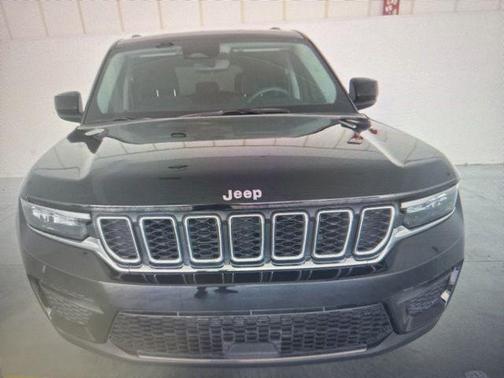 Diamond Black Crystal Pearlcoat 2024 Jeep Grand Cherokee Laredo