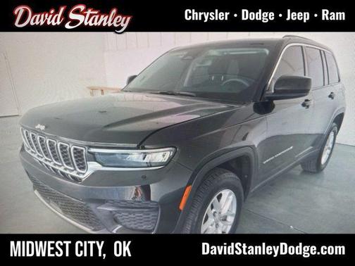 Diamond Black Crystal Pearlcoat 2024 Jeep Grand Cherokee Laredo