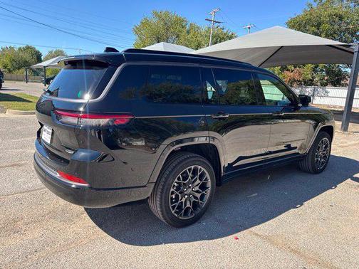 High Gloss Black 2027 Jeep Grand Cherokee L Summit