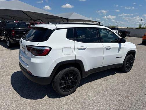 Bright White Clearcoat 2026 Jeep Compass Latitude