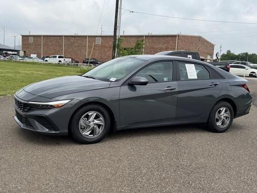 2024 Hyundai ELANTRA SE