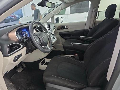 Silver Mist Clearcoat 2023 Chrysler Voyager LX
