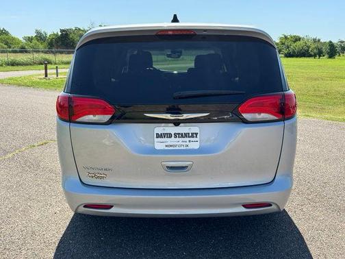 Silver Mist Clearcoat 2023 Chrysler Voyager LX