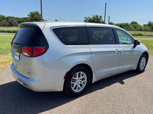 Silver Mist Clearcoat 2023 Chrysler Voyager LX