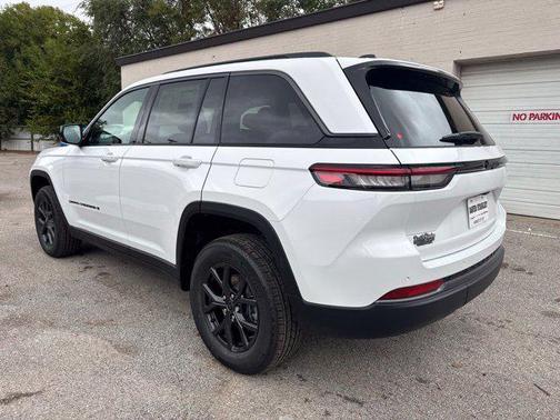 Bright White Clearcoat 2027 Jeep Grand Cherokee Altitude
