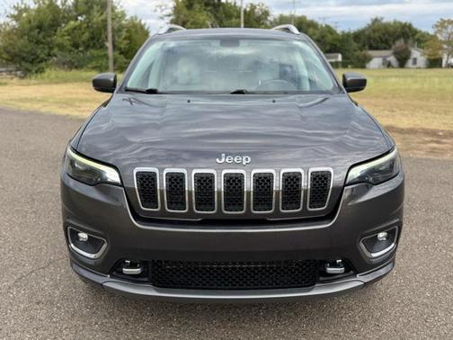 Granite Crystal Metallic Clearcoat 2019 Jeep Cherokee Overland