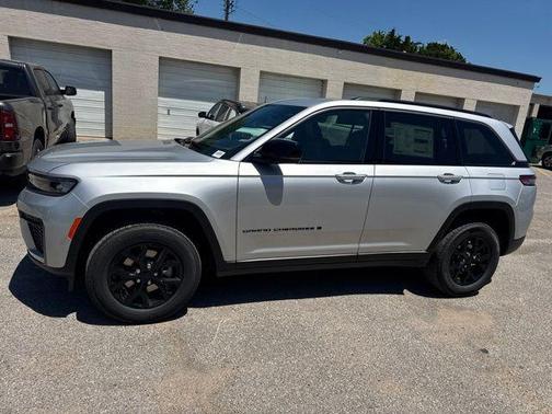 Silver Zynith 2026 Jeep Grand Cherokee Altitude