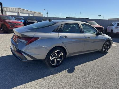 2025 Hyundai ELANTRA SEL