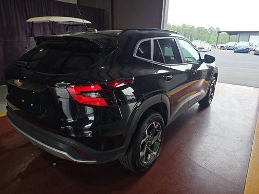 Mosaic Black Metallic 2025 Chevrolet Trax LT