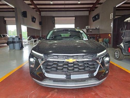 Mosaic Black Metallic 2025 Chevrolet Trax LT