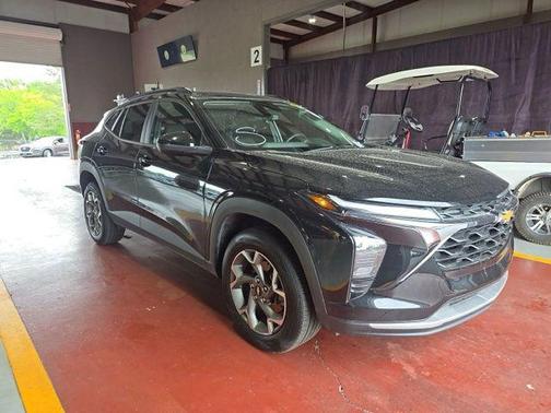 Mosaic Black Metallic 2025 Chevrolet Trax LT