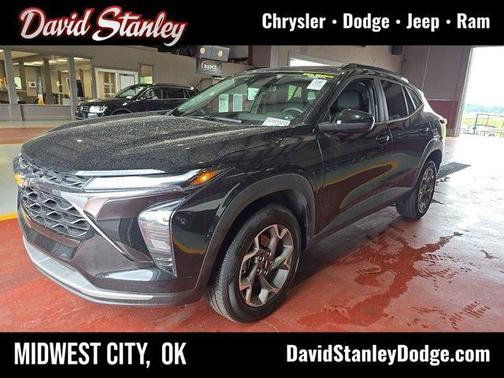 Mosaic Black Metallic 2025 Chevrolet Trax LT