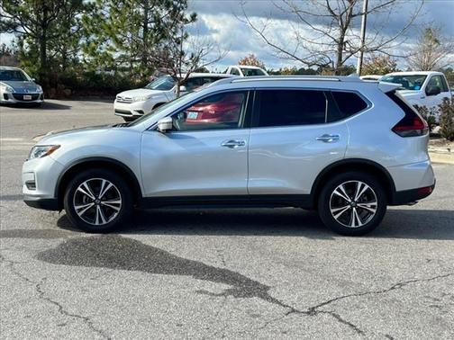 Photo 4 of 45 of 2020 Nissan Rogue SV