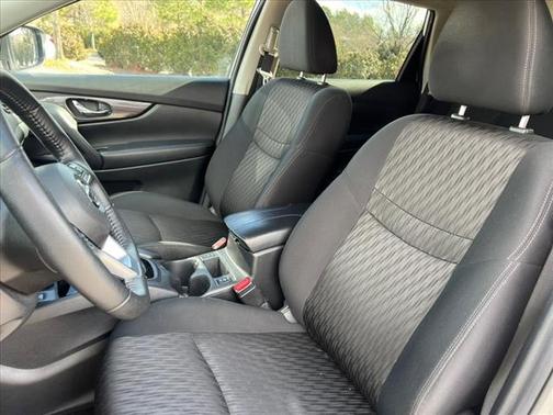 Photo 5 of 45 of 2020 Nissan Rogue SV