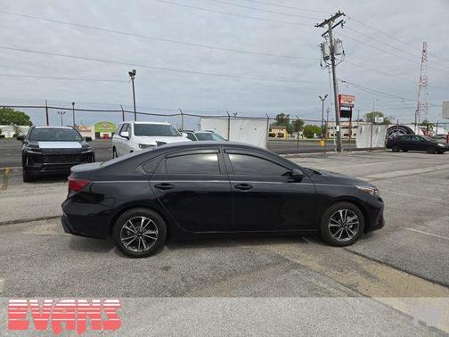 Aurora Black 2024 Kia Forte LXS