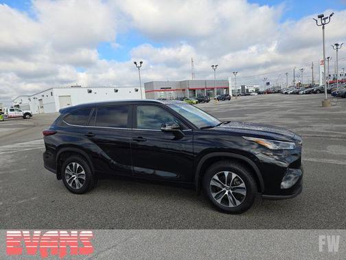 Midnight Black Metallic 2024 Toyota Highlander XLE
