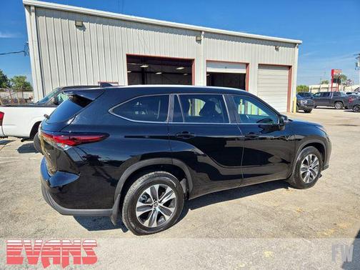 Midnight Black Metallic 2024 Toyota Highlander XLE