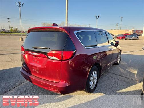 2020 Chrysler Voyager LX