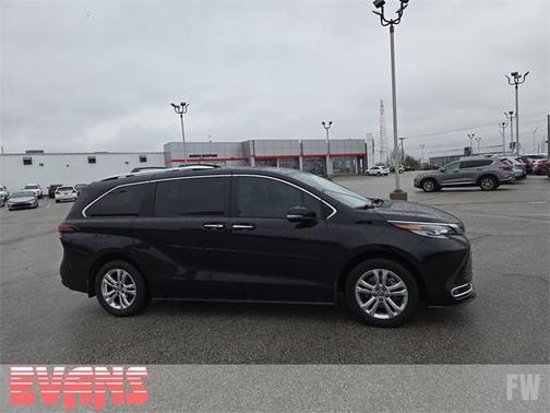 2023 Toyota Sienna Platinum 7 Passenger