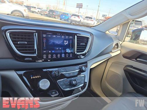 2017 Chrysler Pacifica Touring-L