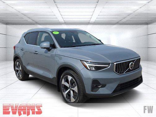 2023 Volvo XC40 B5 Plus Bright Theme