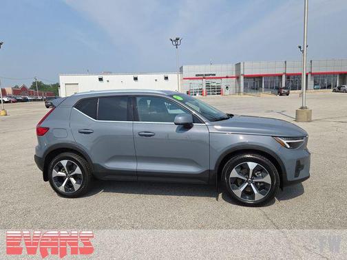 2023 Volvo XC40 B5 Plus Bright Theme