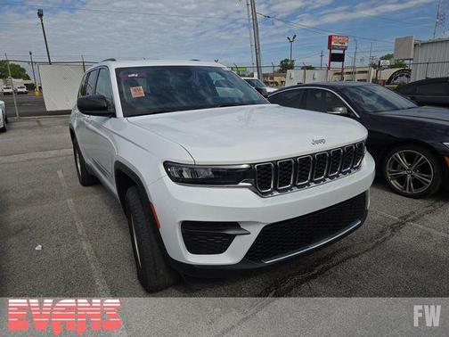 Bright White Clearcoat 2023 Jeep Grand Cherokee Laredo