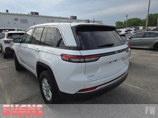 Bright White Clearcoat 2023 Jeep Grand Cherokee Laredo