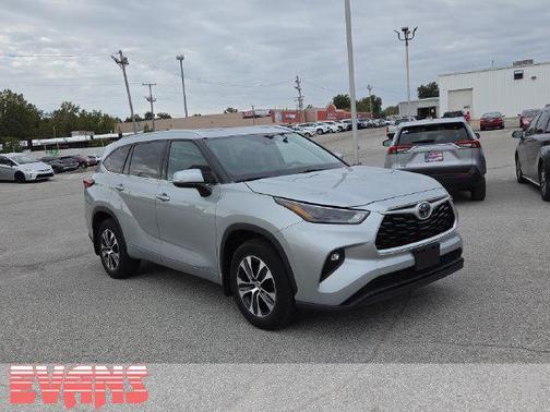 Celestial Silver Metallic 2022 Toyota Highlander XLE