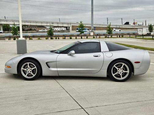 Sebring Silver Metallic 2000 Chevrolet Corvette Base