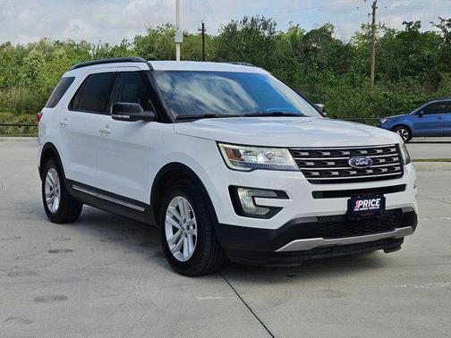 Oxford White 2017 Ford Explorer XLT